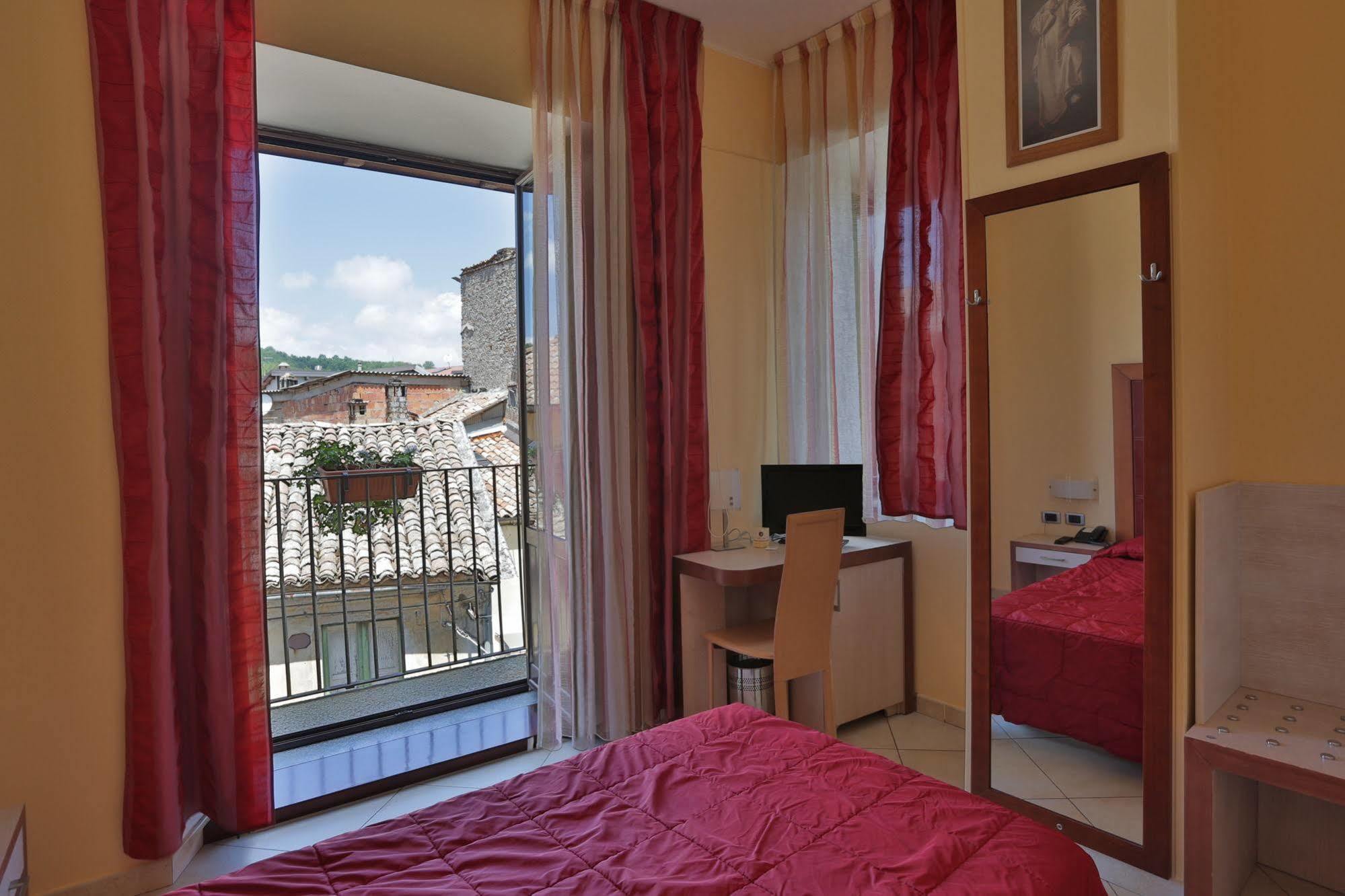 Hotel Conte Ruggero Serra San Bruno Eksteriør billede